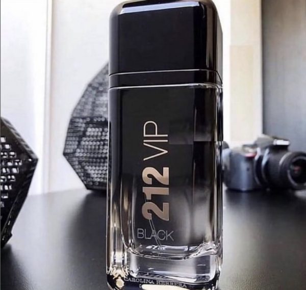Carolina Herrera 212 Vip Black EDT 100 ML Erkek Parfüm - Görsel 3